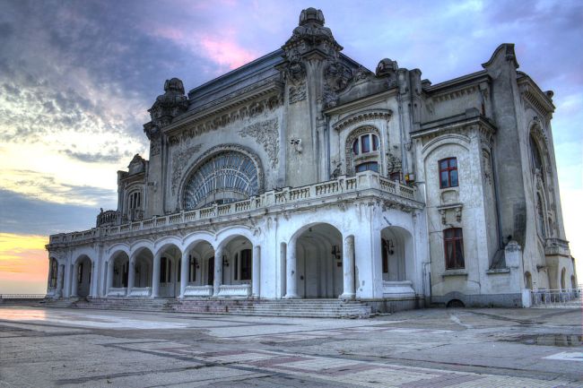 1024px-Cazinoul_din_Constanta_la_rasarit_HDR